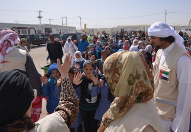 الشيخة جواهر القاسمي خلال زيارتها لأحد مخيمات اللاجئين